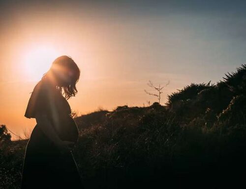 Ontslag vóór aanvang dienstverband wegens zwangerschap. Werkgever moet schadevergoeding en billijke vergoeding betalen
